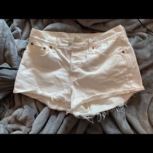Levis White Mid / High rise shorts size 28
